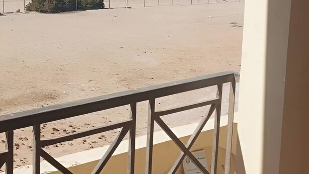 A balcony with a view of a beach and the sea. - Cozy chalet in beautiful الغردقة with AC, WiFi, fitness room (الغردقة)