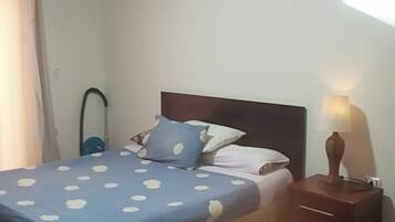 1 Schlafzimmer, Schreibtisch, Bügeleisen/Bügelbrett, Reisekinderbett