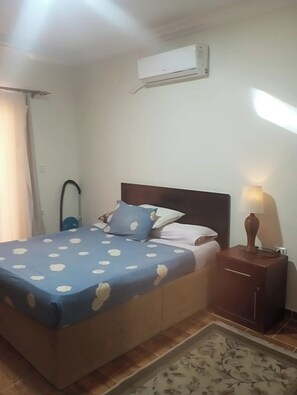 1 chambre, bureau, fer et planche à repasser, lit parapluie