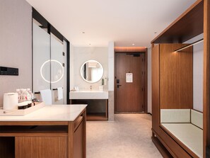 Habitación superior, 1 cama de matrimonio grande | Baño