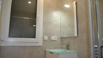 Een haardroger, handdoeken