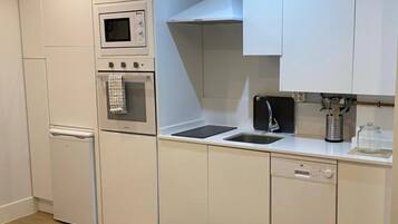 Een koelkast, een oven, een vaatwasser, een koffiezetapparaat/waterkoker