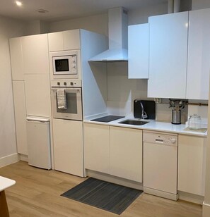 Geladeira, fogão, lava-louças, cafeteira/chaleira