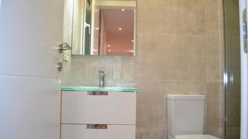 Een haardroger, handdoeken