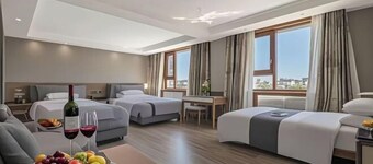 Dunhuang Guangyuan Hotel (Shazhou Night Market)