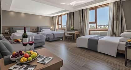 Dunhuang Guangyuan Hotel (Shazhou Night Market)