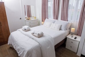 1 slaapkamer, een strijkplank/strijkijzer, wifi, beddengoed