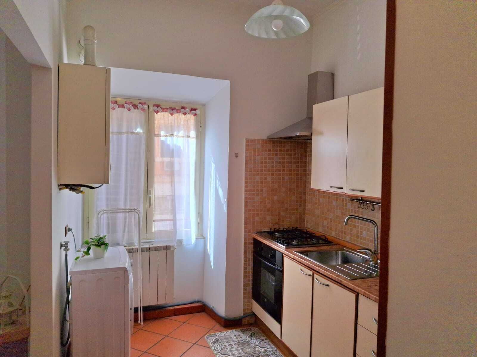 Cocina compacta con estufa, horno y lavaplatos.