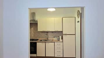 Refrigerador, horno, parrilla de estufa y cafetera y tetera