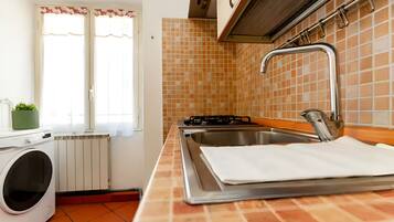 Refrigerador, horno, parrilla de estufa y cafetera y tetera