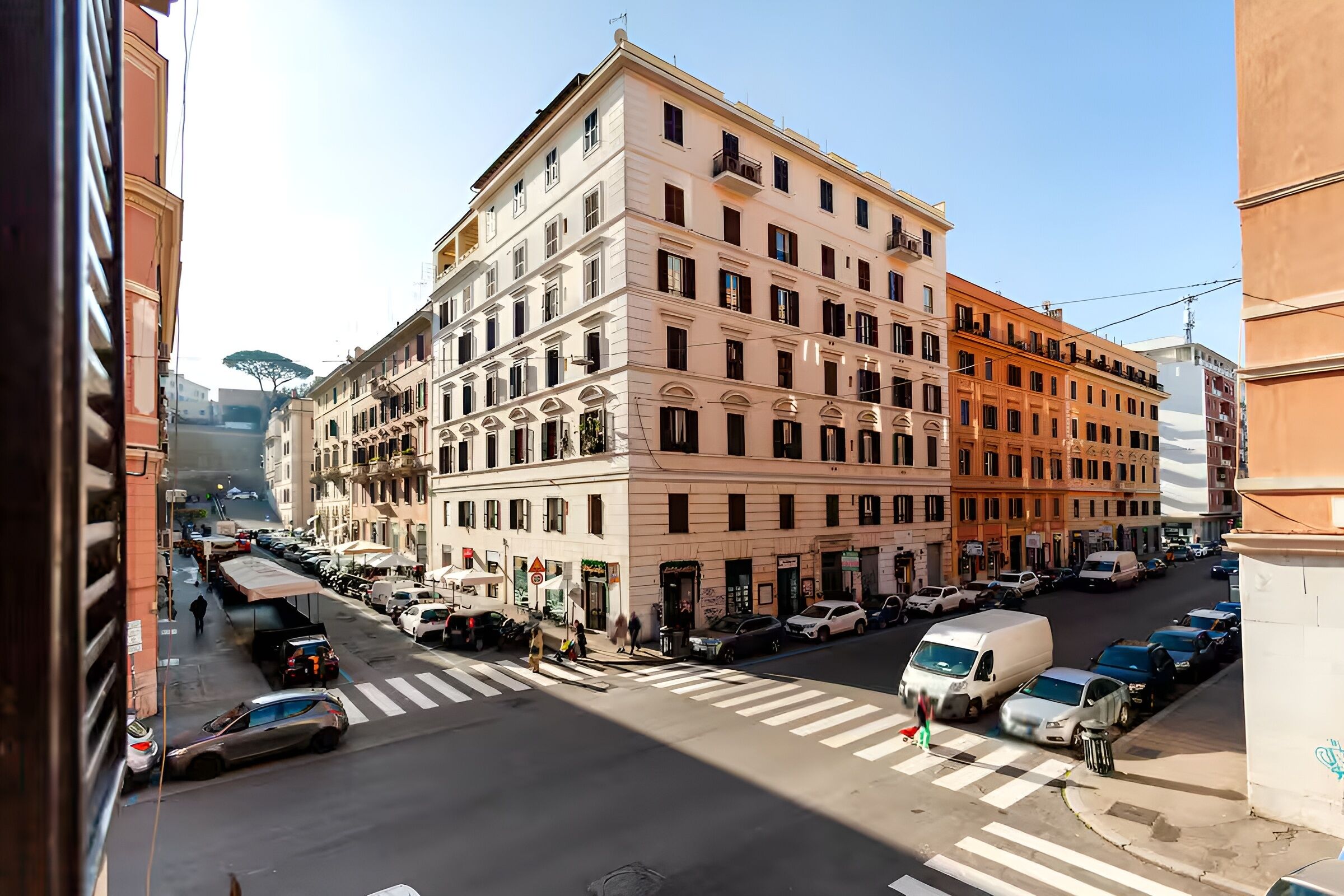 Un immeuble à plusieurs étages, de style architectural classique, doté d’une cour intérieure et d’un passage piétonnier.