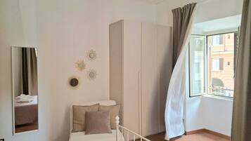 1 habitación, tabla de planchar con plancha, wifi y ropa de cama