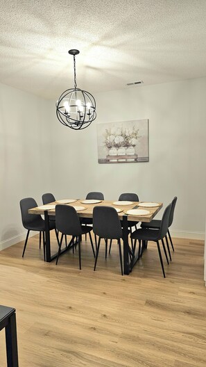 Dining - Pet Friendly Townside Retreat near Lakepoint (Cartersville)