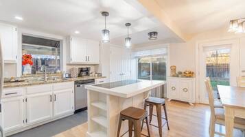 Rumah, Beberapa Tempat Tidur, patio, pemandangan gunung (Enchanted) | Dapur pribadi | Lemari es, microwave, oven, dan kompor