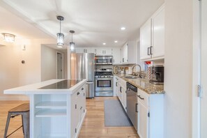 Refrigerador, microondas, horno, placa de cocina