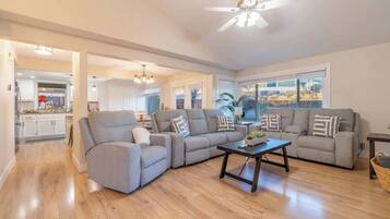 Rumah, Beberapa Tempat Tidur, patio, pemandangan gunung (Enchanted) | Area keluarga | Televisi 40-inci dengan saluran TV digital