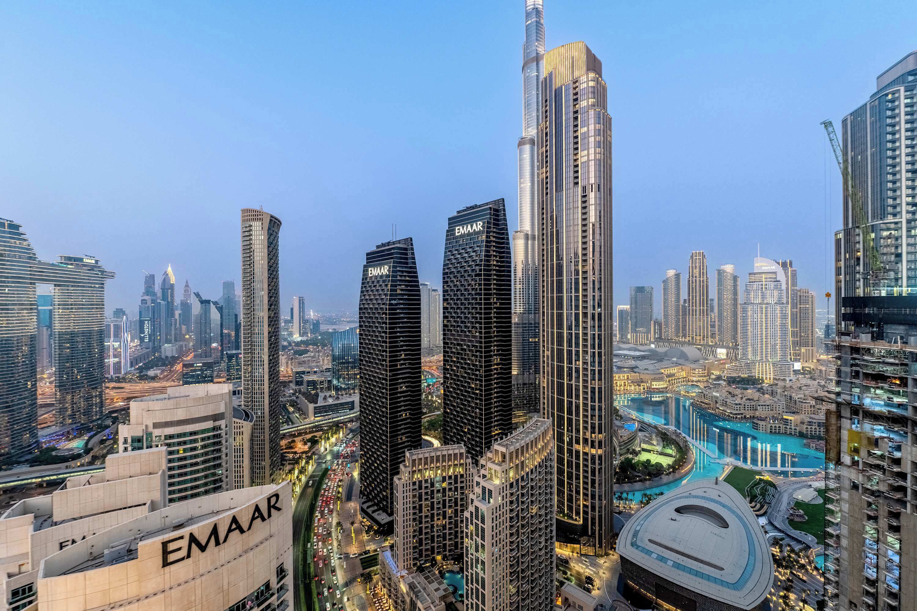Une vue urbaine caractérisée par de nombreux gratte-ciel, dont un bâtiment portant l’inscription « EMAAR ».