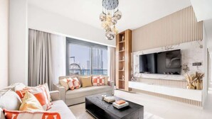 Een moderne woonkamer met een bank, salontafel en een open haard.