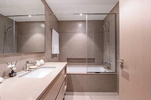 Shower, hair dryer - Hermes-Style | Burj Khalifa View & Infinity Pool (Dubai)