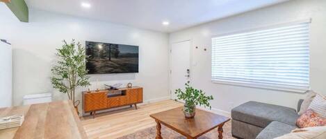 Nhà, 1 giường cỡ queen và sofa giường, bếp, quang cảnh thành phố (Vine) | Khu phòng khách | TV 40-inch có truyền hình kỹ thuật số