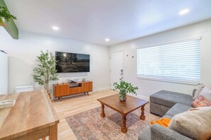 独立别墅, 1 张大床和 1 张沙发床, 厨房, 城市景观 (Vine) | 起居区 | 40-英寸电视(配备数码频道)