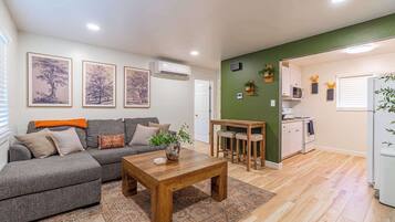 House, 1 Queen Bed with Sofa bed, Kitchen, City View (Vine) | Living area | 40-inch TV with digital channels