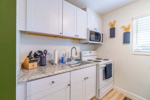 House, 1 Queen Bed with Sofa bed, Kitchen, City View (Vine) | Private kitchen | Toaster - Emerald Escape - UNR & Pet Friendly (Reno)