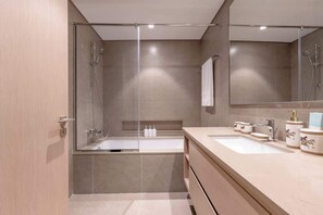 Shower, hair dryer - Hermes-Style | Burj Khalifa View & Infinity Pool (Dubai)