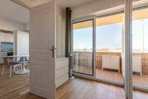 Dining - Premium oceanfront apartment. Ideal for couples or small families. (Anglet)