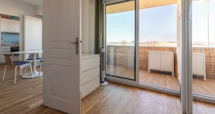 Premium oceanfront apartment. Ideal for couples or small families.