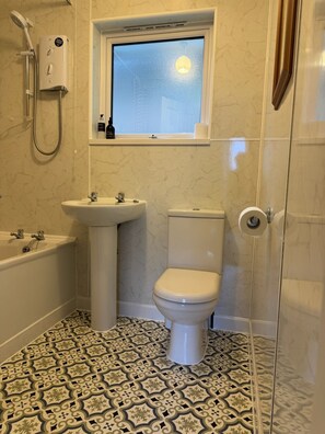 Haartrockner, Handtücher, Seife, Toilettenpapier