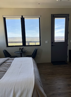 Free WiFi, bed sheets - Phoenix Rising Villa Sauret Ste (Paso Robles)