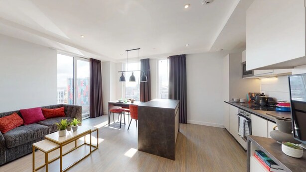 Eine moderne Wohnung mit Essbereich, Küche und Wohnbereich.