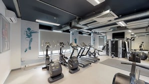 A modern gym with treadmills, elliptical machines, and weight equipment. - For Students Only Canvas Capital House in Southampton (Southampton)