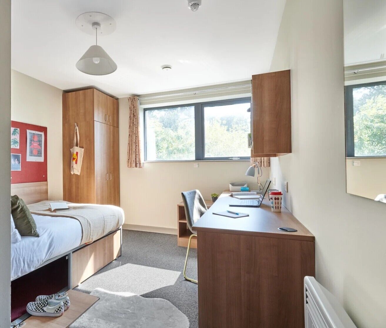 ستائر تعتيم ومكواة/لوح كي وواي فاي مجانًا