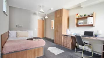 Double Room, Non Smoking | Blackout curtains, iron/ironing board, free WiFi