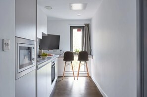 Apartment, 2 Bedrooms, Non Smoking | In-room dining