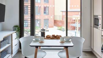 Studio, Non Smoking | In-room dining