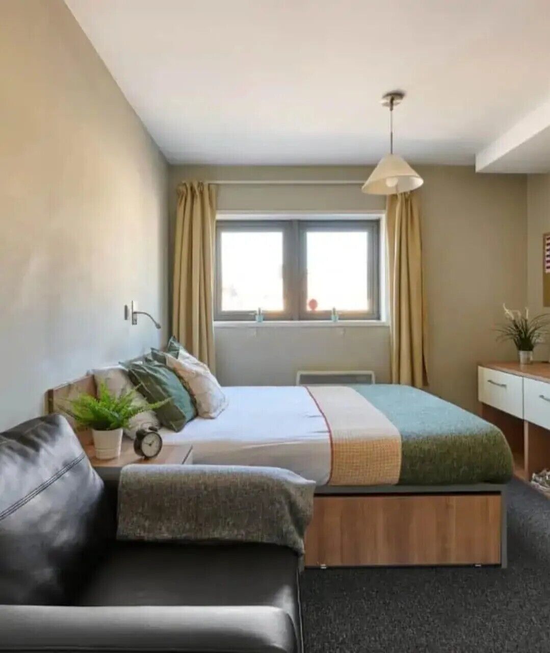 Cortinas blackout, tabla de planchar con plancha y wifi gratis 