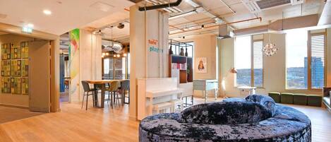 Sala de estar en el lobby