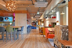 Lobby sitting area - For Student Only Liv Student Sheffield - Campus Accommodation (Sheffield)