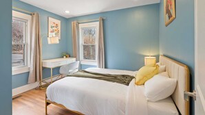 A bedroom with a bed, a desk, and a chair. - The Niche: A cozy perfection!
Newly Renovated Family Friendly! Near Boston (Medford)