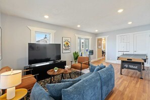 Smart TV, ping pong, books - The Niche: A cozy perfection!
Newly Renovated Family Friendly! Near Boston (Medford)