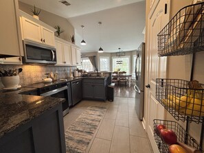 Four à micro-ondes, un four, surface de cuisson, lave-vaisselle