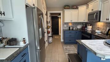 Microondas, horno, parrilla de estufa y lavavajillas