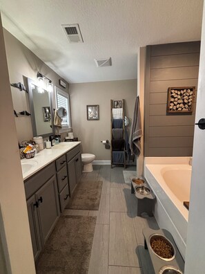 Hair dryer, towels, soap, toilet paper - Centrally located 3-BR house in Conway SC. Enjoy a mid-long term rental stay. (Conway)