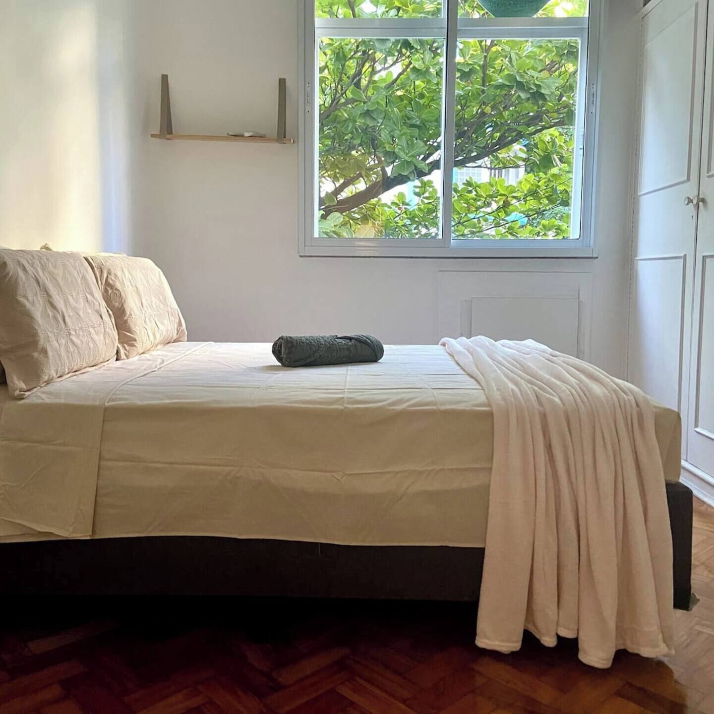 2 slaapkamers, een bureau, een strijkplank/strijkijzer, gratis wifi