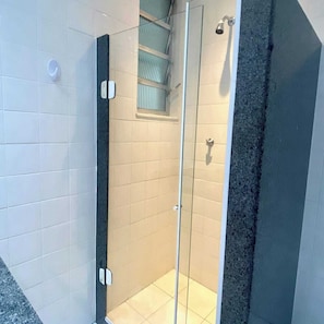 Dusche, Haartrockner, Handtücher, Toilettenpapier
