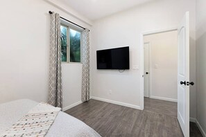 2 bedrooms, WiFi, bed sheets - ONE Bedroom Suite With Private Bathroom, Private Entrance, Central SD (San Diego)