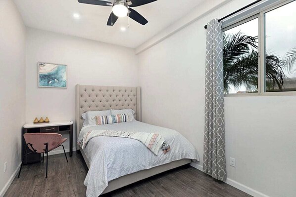 2 bedrooms, WiFi, bed sheets - ONE Bedroom Suite With Private Bathroom, Private Entrance, Central SD (San Diego)